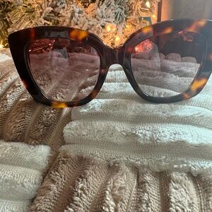 Gucci Tortoiseshell Cat-Eye Sunglasses - Women Accessories